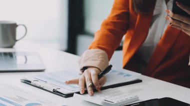 Modern ofisteki iş kadını cep telefonu kullanıyor.