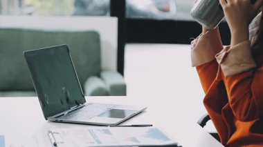 İş kadını ofiste.