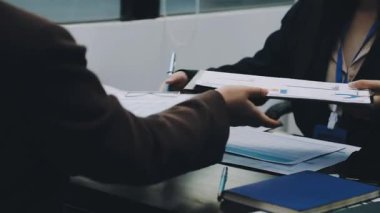 İş dünyası el sıkışıyor, finansal toplantı modern ofiste, iş adamları, takım çalışması konsepti