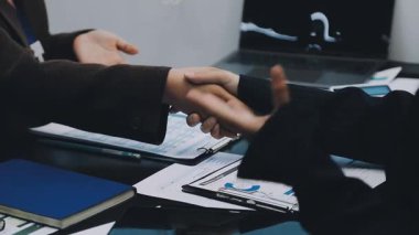 Finansal veriler tartışırken iş adamları