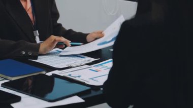 İş adamları toplantıda tartışıyor ve tartışıyorlar.