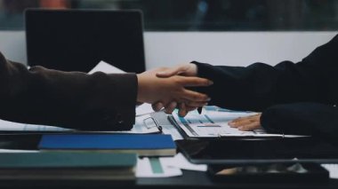 İş adamları toplantı ve tartışma, iş toplantısı, ofis. İş ekibi konsepti, iş adamları, ofis çalışanları ve iş adamları.