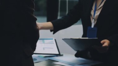 İş Adamları Tokalaşıyor