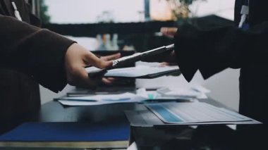 Kafe 'deki toplantı sırasında iş adamlarının el sıkışması.