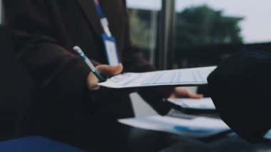 Modern başlangıç ofisinde çalışan iş adamları