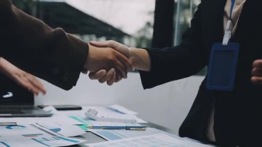 İş Adamları Tokalaşıyor