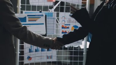 İş Adamları Tokalaşıyor