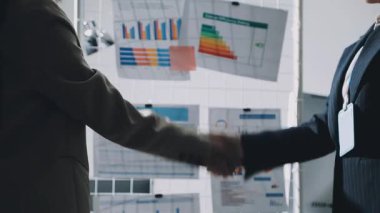 İş Adamları Tokalaşıyor