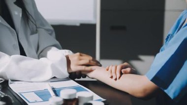 Tıp bürosunda kadın doktor..