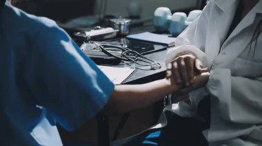 Klinikteki hastaya steteskop tutan doktor..