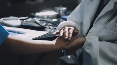 Doktor eldiveni ve hastayı kapatın.