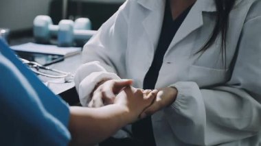 Doktor ellerini tıbbi eldivenlerle kapat..