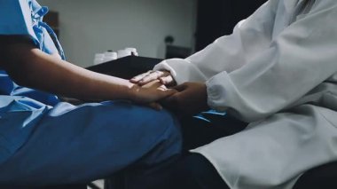Hastanedeyken doktorun elini tutarken yakın çekim..