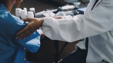 Klinikte şırıngayla kadın ellerine yakın çekim. ilaç.