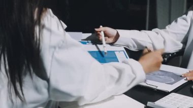 Doktor tableti tutuyor ve hastayı kontrol ediyor.