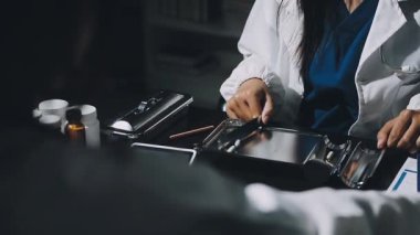 Hastanede çalışan bir doktor..
