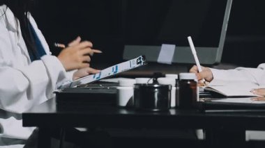 Dijital tableti tutan doktoru kapat