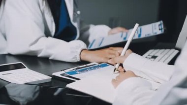 İş ekibi ofiste yeni bir projeyi tartışıyor..