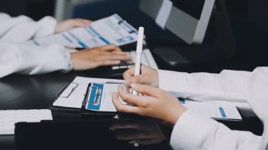 Dijital tablet kullanarak bir doktorun ellerini kapat