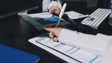 ofiste çalışan doktor