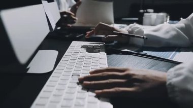 Ofiste modern dizüstü bilgisayar kullanan iş adamı