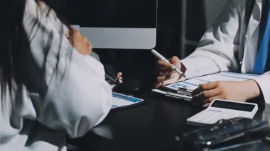 Genç bayan doktor ofiste çalışıyor. tıbbi konsept