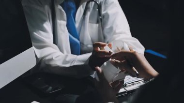 Dijital tablet kullanan doktor