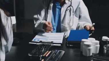 Doktorun pano tutmasını ve klinikteki kan basıncını ölçmesini kapat..