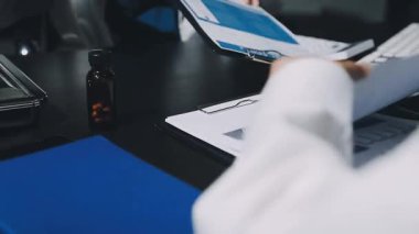 Tıbbi tetoskop ve tabletle bir doktoru kapatın.