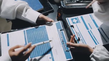 Kalem tutan bir kadının ellerini kapat.