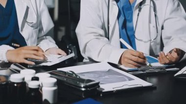 Doktor tableti dijital tabletle tutuyor.