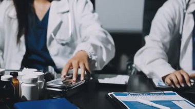 Doktorun elinde tablet ve tıbbi malzeme var..