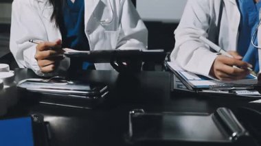 Bilgisayarda çalışan bir doktor..