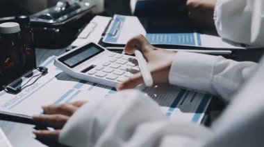 Doktor ellerinin panoya reçete yazarken pano tutuş görüntüsünü kapat