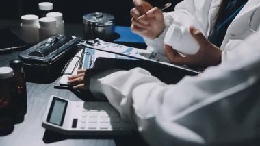 Doktor elini tablet ve tıbbi aletlerle kapatın.