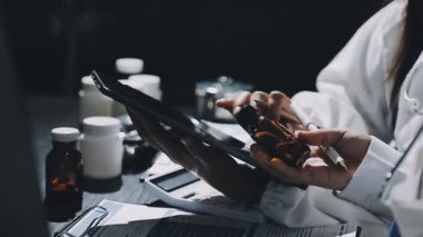 Ofiste çalışan genç doktor, tıbbi konsept.