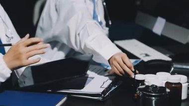 Doktor bilgisayar üzerinde çalışıyor.