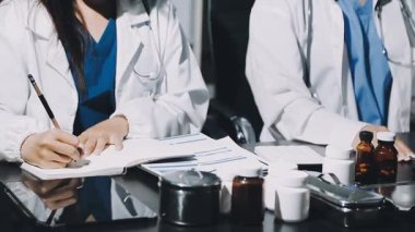 Doktor modern bir klinikte reçeteli ilaç yazıyor.