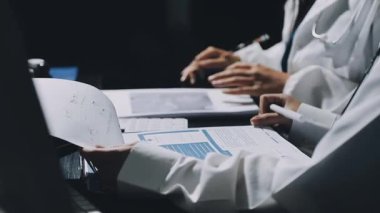 Modern ofisinde çalışan iş takım