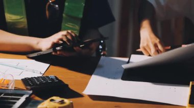 Ofisteki dizüstü bilgisayarda çalışan kadınların ellerini kapatın.