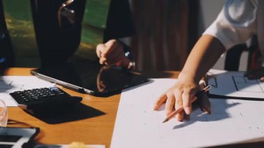 İş ekibi ofiste bir planı tartışıyor..