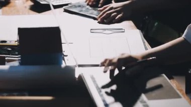 Ofisteki bilgisayar ve dizüstü bilgisayarla çalışan erkeklerin görüntülerini kapat.