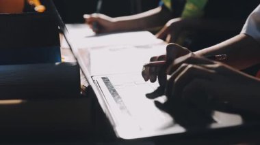Genç iş adam evde Laptop kullanma