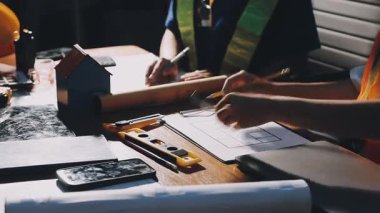 İç işlerinde çalışan genç Asyalı kadın, iş kavramı.