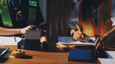 Genç Asyalı kadın merkez ofiste dizüstü bilgisayarla çalışıyor.