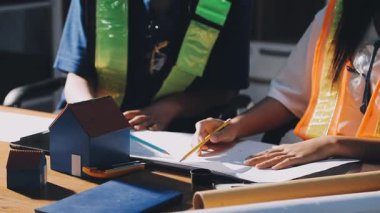 Yakın plan - İnşaat alanında çalışan kadın elinin planı ve planı
