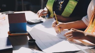 Ofisteki planlama projesinde çalışan mimar mühendisi. mühendislik ve inşaat kavramı.