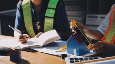 ofiste genç iş kadını.