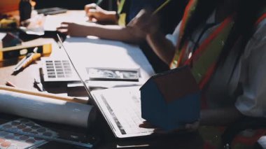 Atölyede çalışan profesyonel bir işçi..