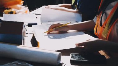 İnşaatta çalışan mühendis, mühendis ya da mimar.